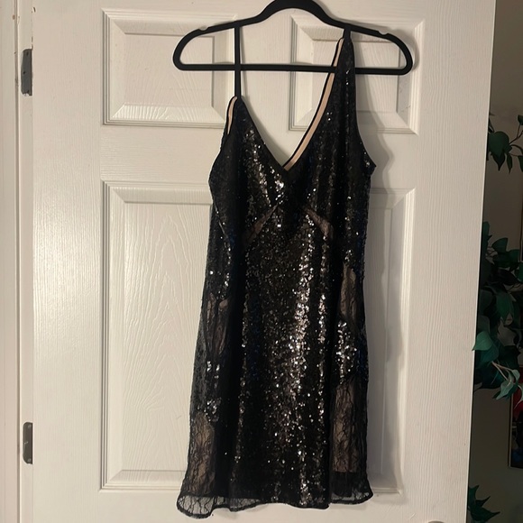 Express sequin and lace dress - Picture 2 of 5